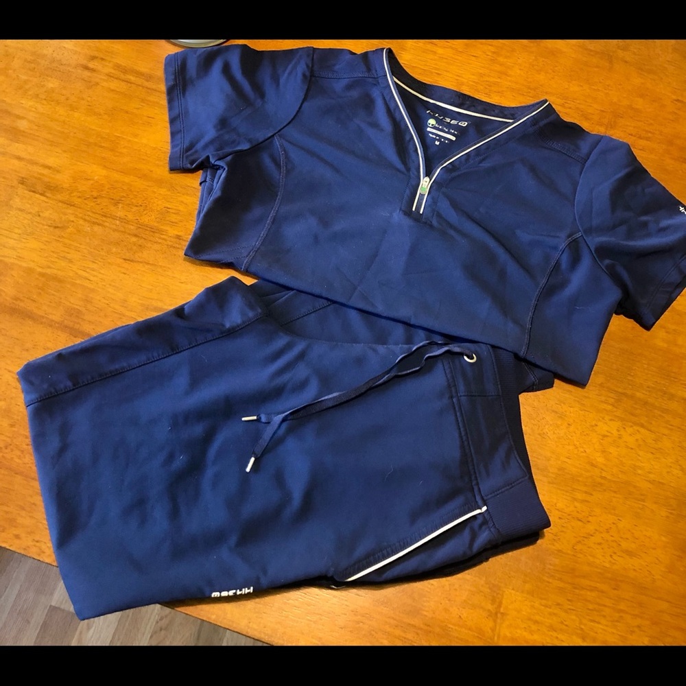 Healing Hands Scrubs, size M